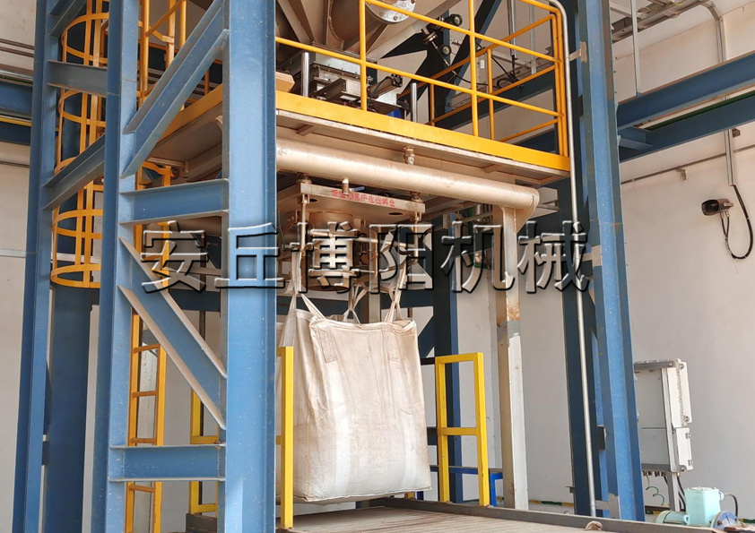 石墨粉噸袋包裝機(jī)為什么得了廣大用戶的喜愛(ài)？